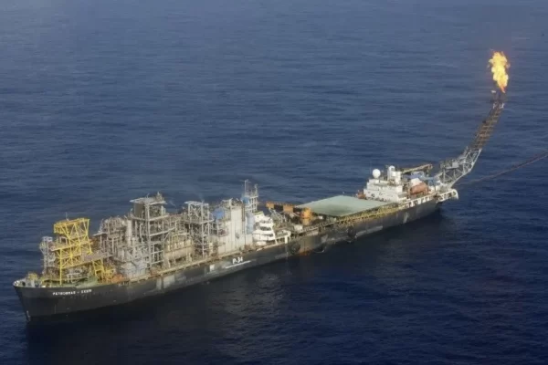 Petrobras anuncia presença de petróleo em poço na Bacia de Santos